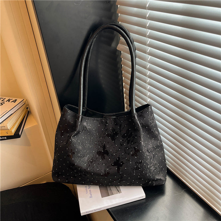 Stylische Handtasche mit metallischen Akzenten
