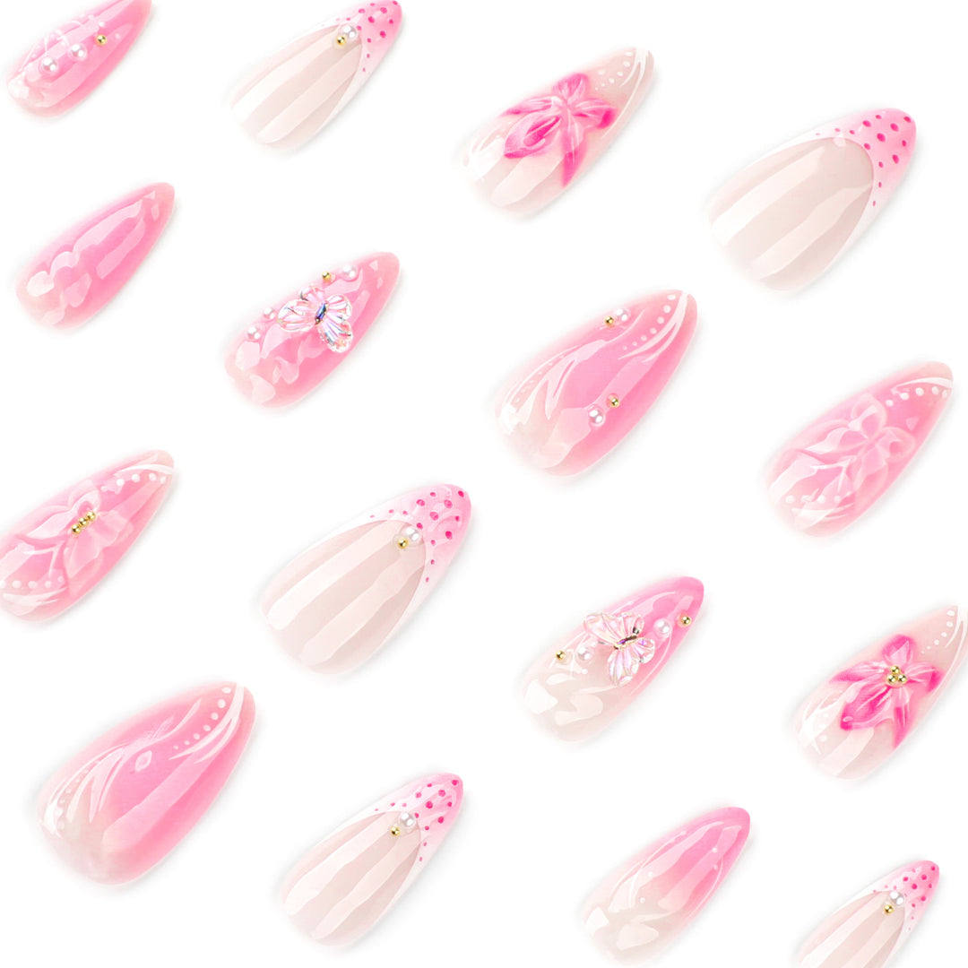Kunstvolle Nagelverlängerungen mit floralen Akzenten Karnz