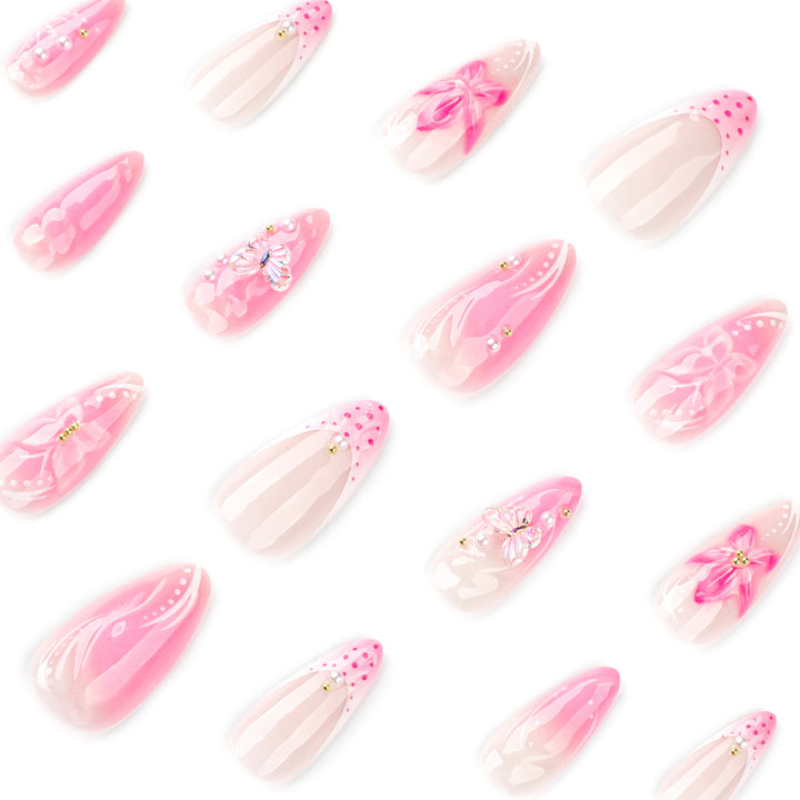 Kunstvolle Nagelverlängerungen mit floralen Akzenten Karnz