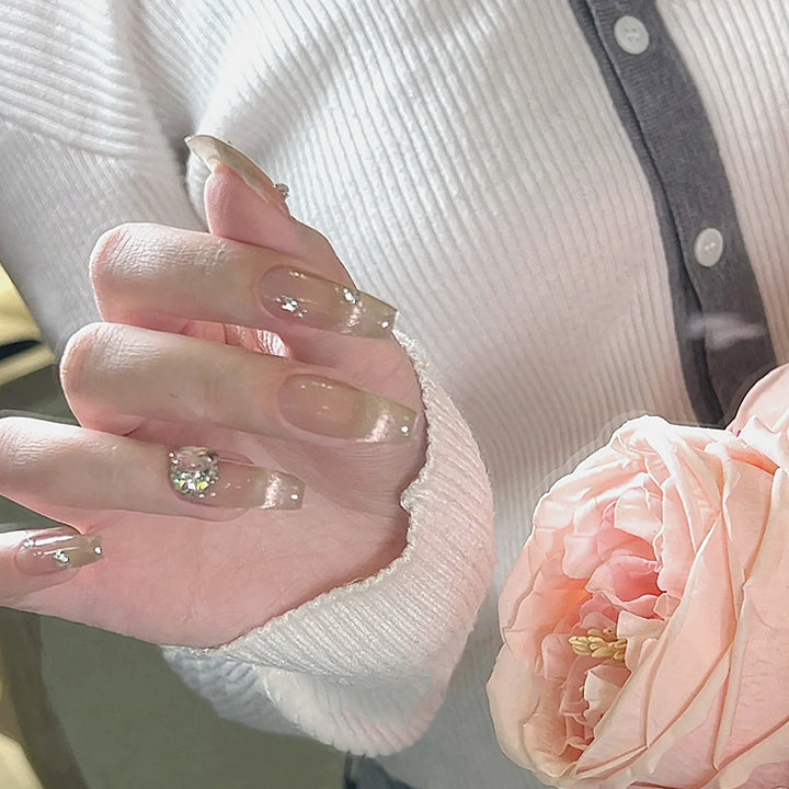 Kunstnagelset mit glamourösen Glitzerakzenten und eleganten Schmuckverzierungen Karnz