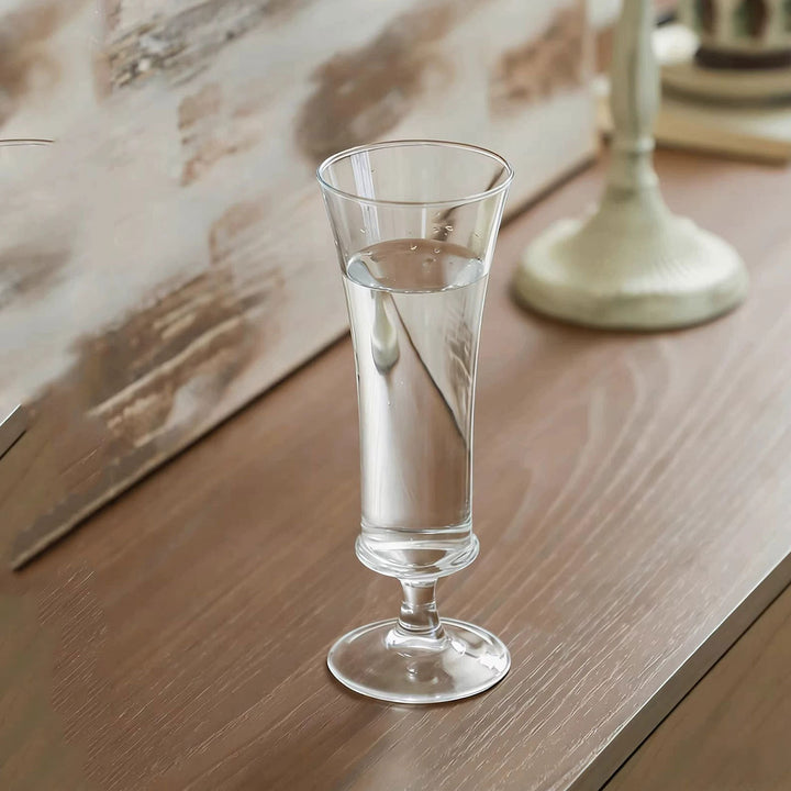 Eleganter dekorativer Glasskelch