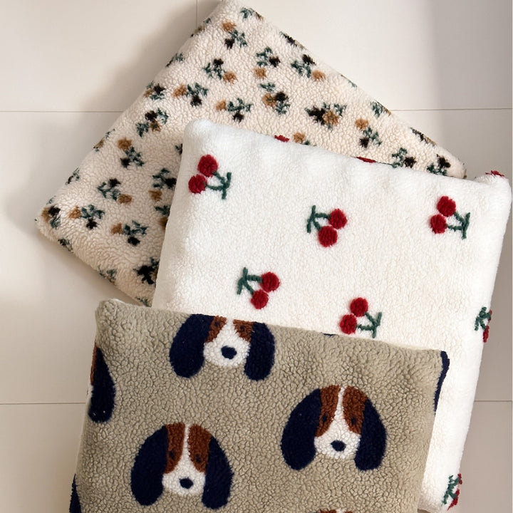 Oversize Sherpa-Clutch mit floraler Bouclé-Optik