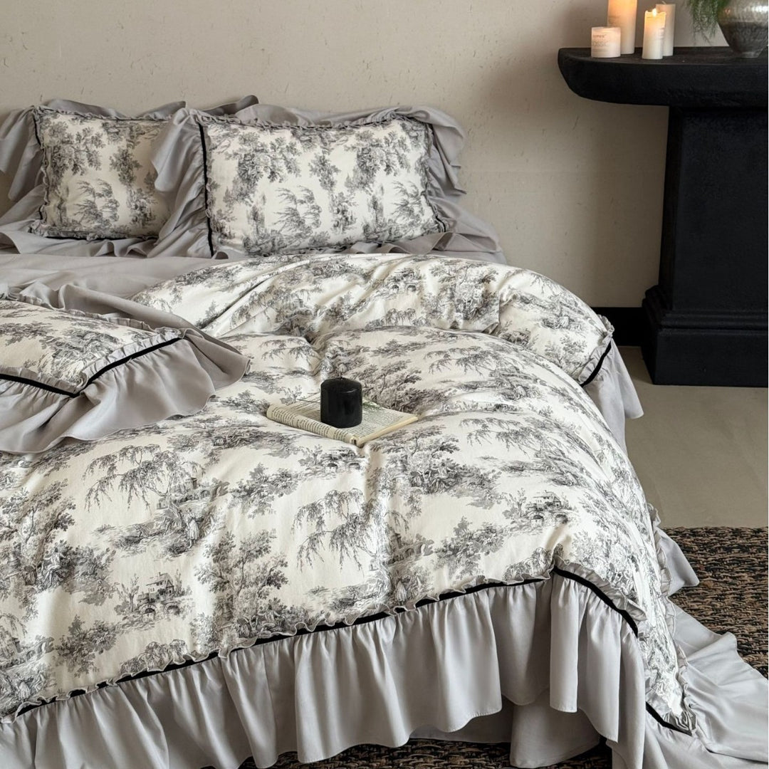 Toile-Druck Rüschensatin-Bettwäsche Set mit Rockbettüberwurf & Paspel-Kissenbezügen