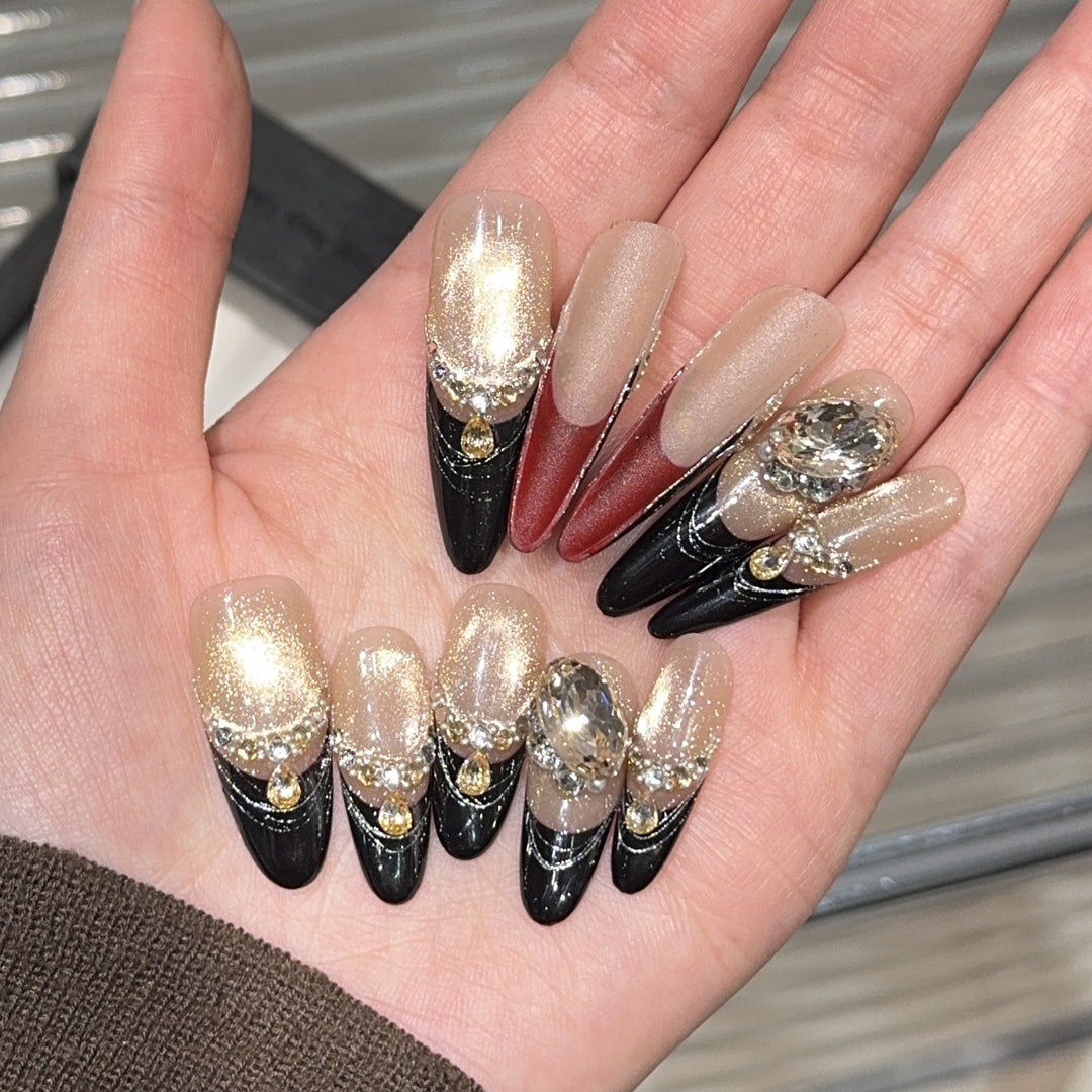 Glamouröse Kunstnägel mit Extravagantem Strass- und Glitzereinsetzen Karnz