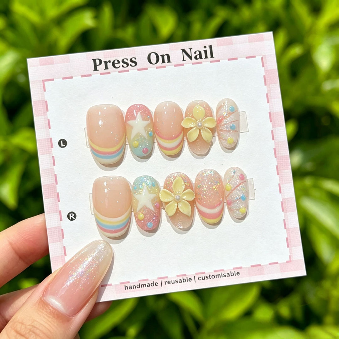 Wiederverwendbares Press-On Nagelkunstset mit floralen Akzenten
