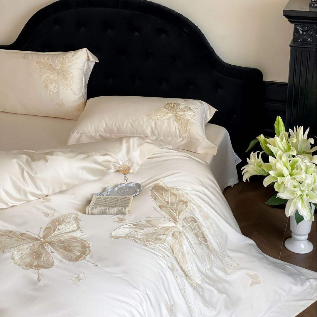 Luxuriöses Satin-Bettwäscheset mit bestickten Schmetterlingsmotiven und seidig-glänzendem Finish