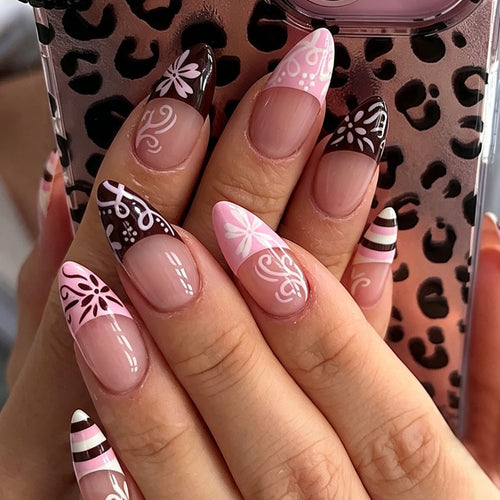 Kunstnagelset mit dekorativen blütenartigen und geometrischen Designs Karnz