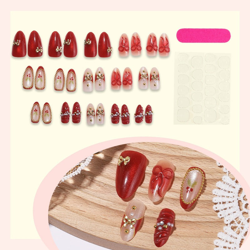 Kunstnagelset mit festlichen Designs und Glitzerelementen Karnz