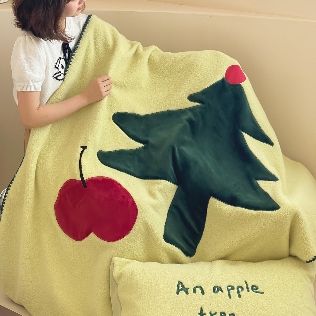 Kuschelige Wendefleece-Tagesdecke mit appliziertem Tannenbaum- und Apfelmotiv