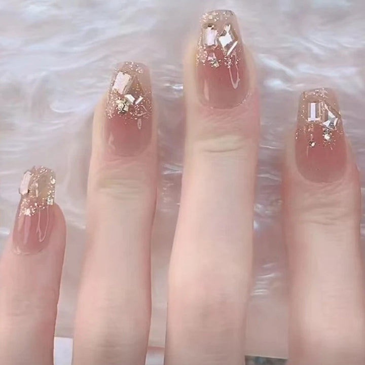 Kunstnägel mit glamorous Glitzerakzenten Karnz