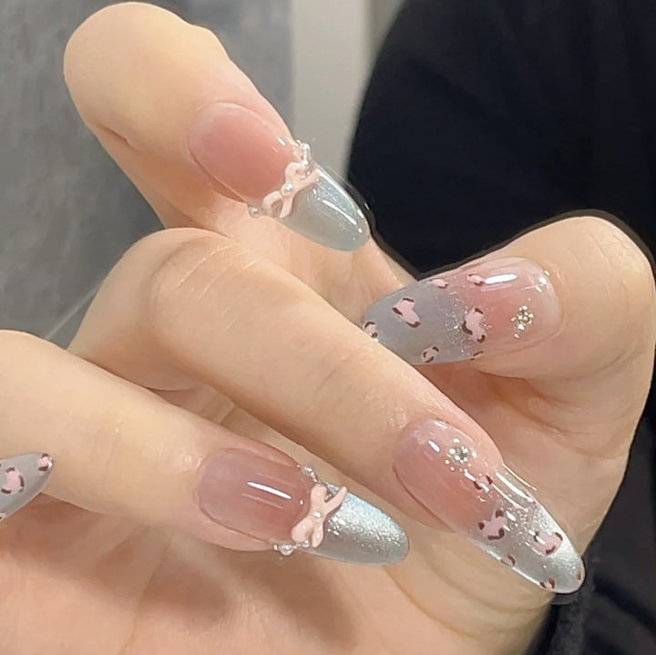 Künstlerisches Press-On-Nageldesign-Set mit floralen und Edelstein-Akzenten Karnz