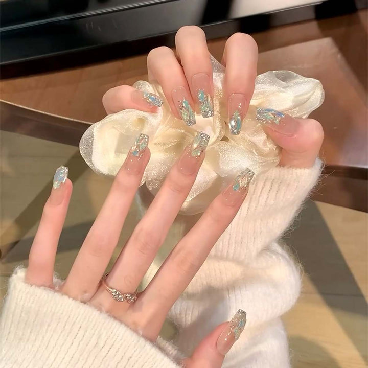 Glamouröse Nagelspitzen mit Glitzer-Akzenten Karnz