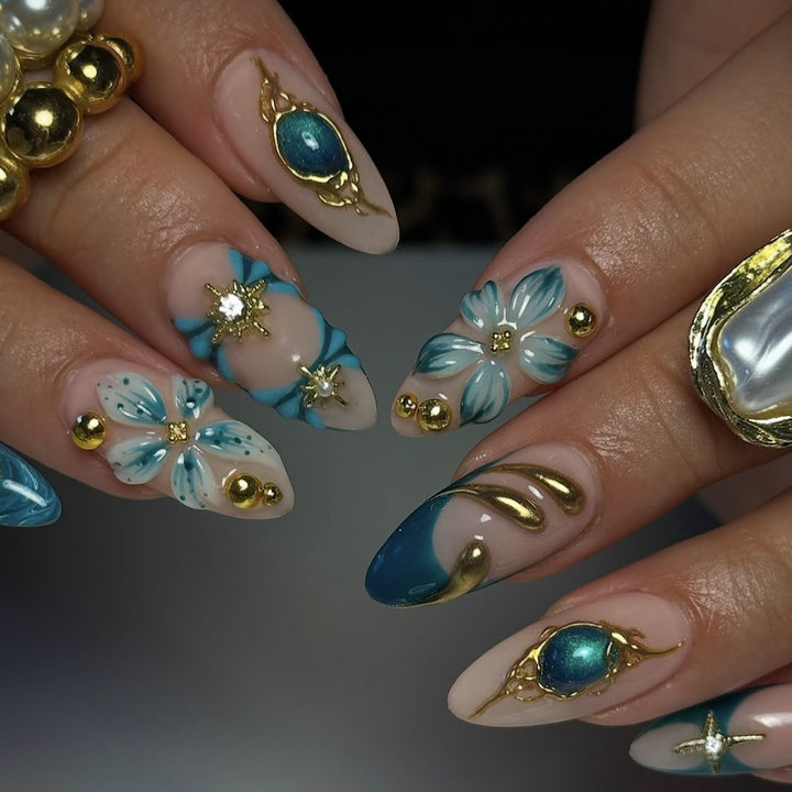 Kreatives Kunstnagelset mit aufwendigen Blumen- und Goldverzierungen Karnz