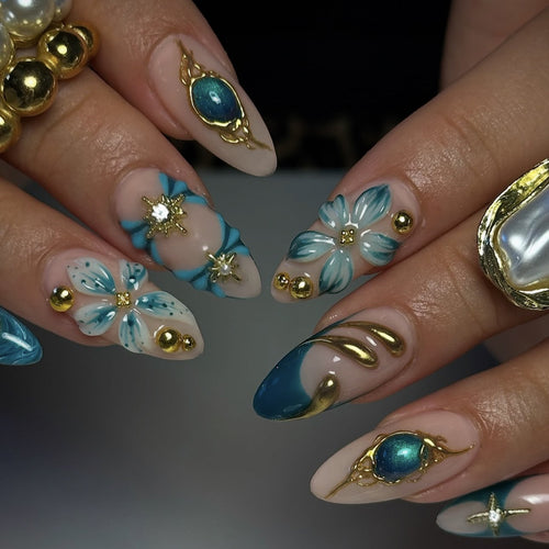 Kreatives Kunstnagelset mit aufwendigen Blumen- und Goldverzierungen Karnz
