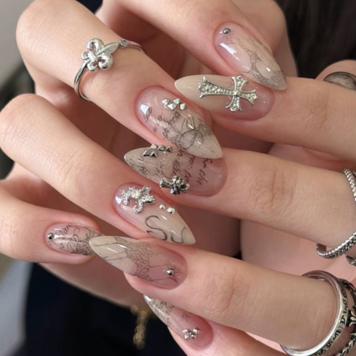 Glamouröse Stiletto-Nägel mit elegantem Sternen-Design Karnz