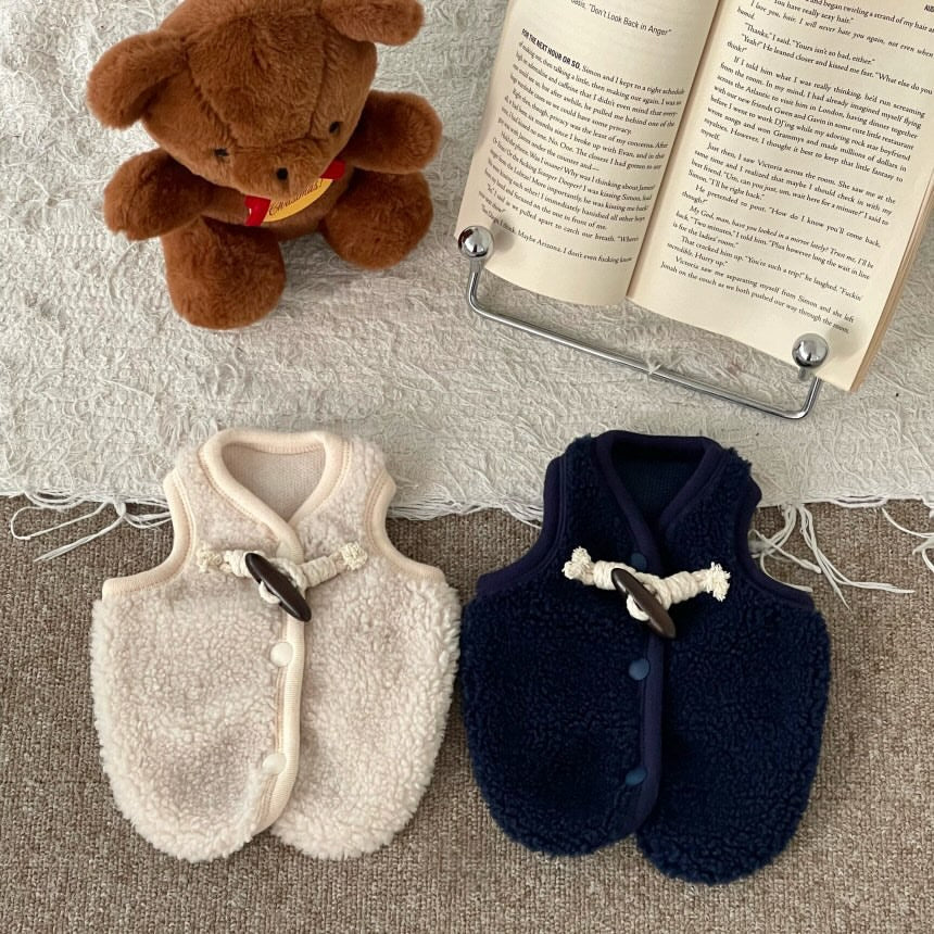 Sherpa-Fleece-Hundeweste mit Knopfverschluss und Harness-Schlitz