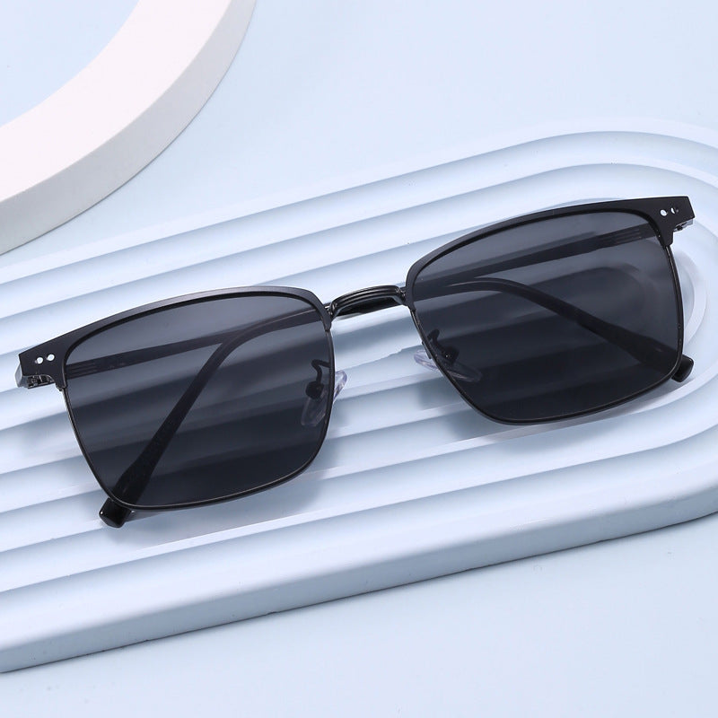 Damen modische Brille mit quadratischem Rahmen und filigranen Details Karnz