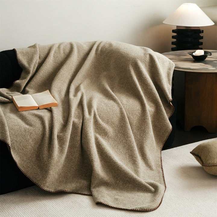 Premium-Wollplaid mit feiner Handstich-Kante und besonders weichem Fall