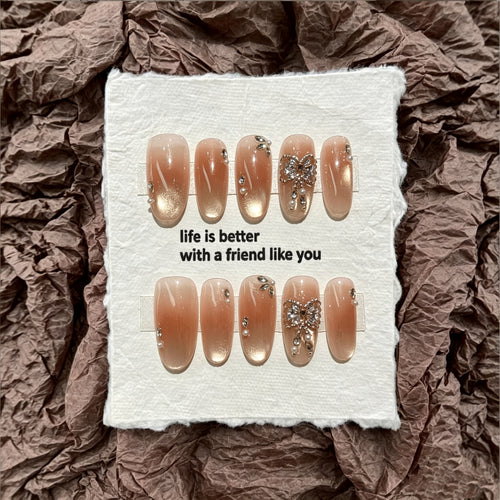 Elegante Press-On Nagelkollektion mit Schmuckakzenten