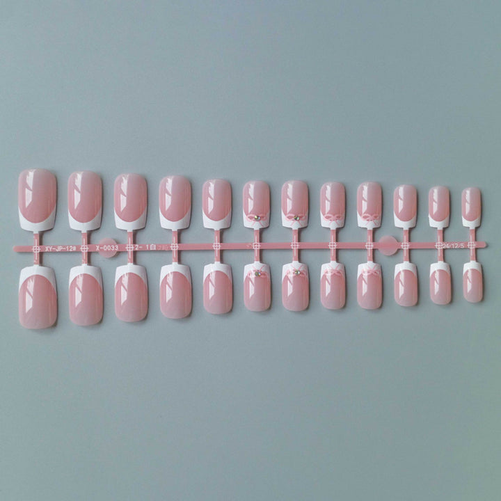 Elegantes French Tip Nagelkunstset mit zarten Schleifenakzenten