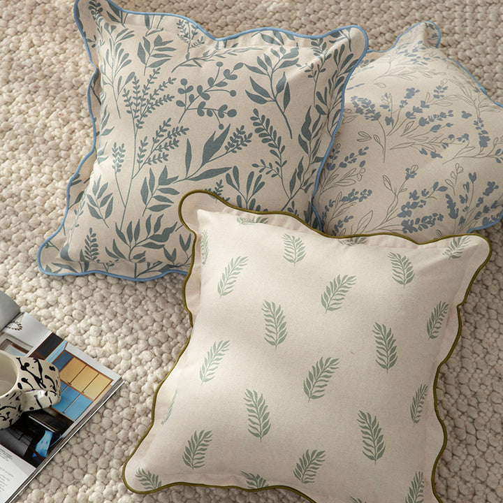 Quadratischer Zierkissenbezug mit gewellter Kante und botanischem Print Karnz