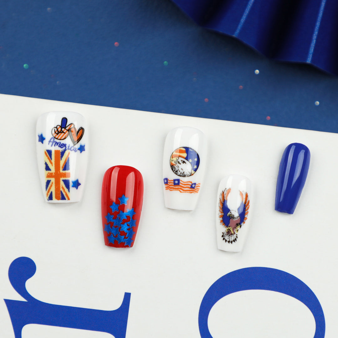 Kunstvolle Nagelverlängerungen mit patriotischen Designs Karnz
