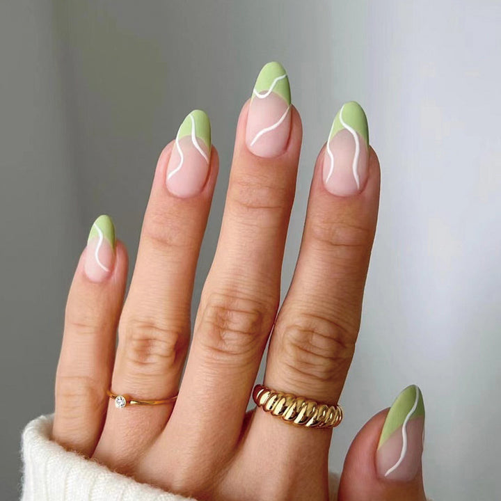 Elegante Kunstnägel mit floralem und modernem Design Karnz