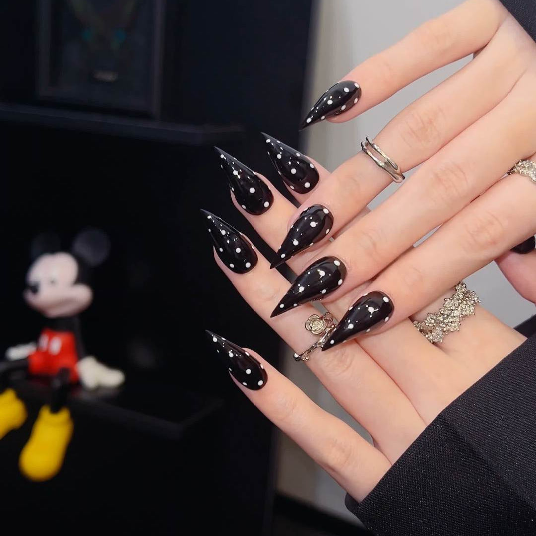 Spiked Stiletto Press-On Nail Set mit Schmuckakzenten