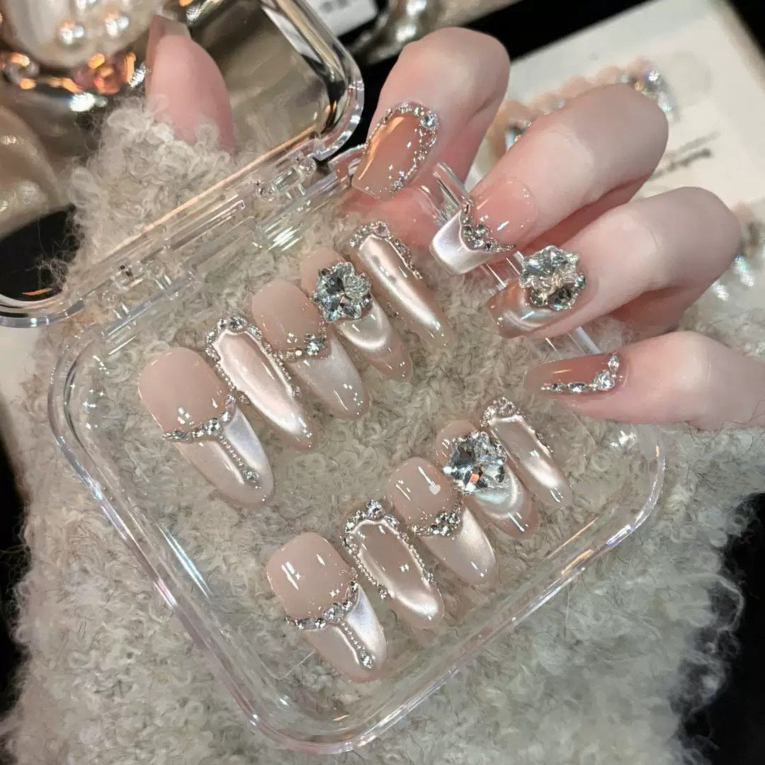 Glamouröse Nagelspitzen mit Strass- und Glitzereffekten Karnz
