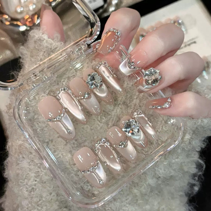 Glamouröse Nagelspitzen mit Strass- und Glitzereffekten Karnz