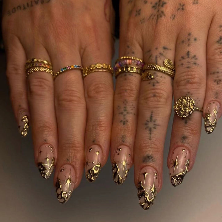 Trendige Kunstnagelspitzen mit luxuriösen Goldakzenten Karnz