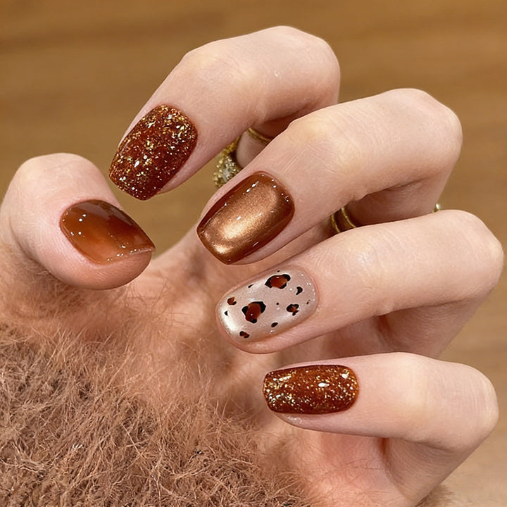 Künstlerisches Press-On-Nagelset mit glitzerndem und gepunktetem Finish Karnz