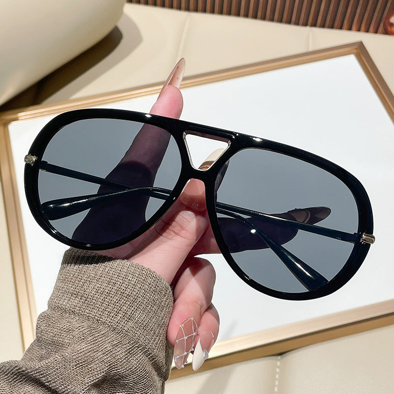 Damen Sonnenbrille im extravagantem Design mit markanten Gläsern Karnz