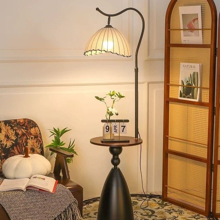 Moderne Stehlampe mit integriertem Beistelltisch