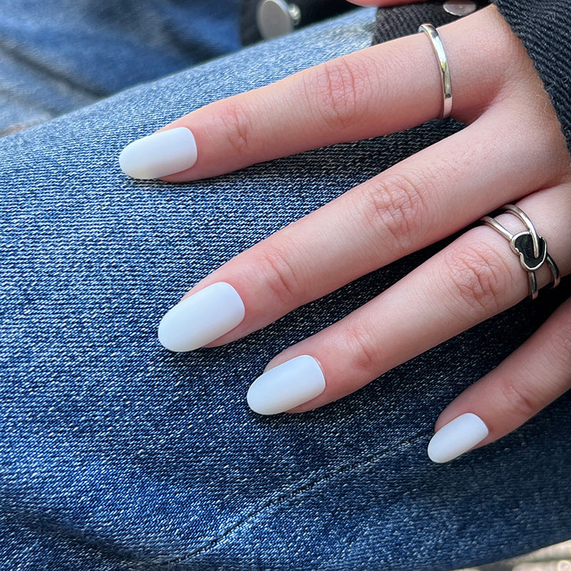 Künstliche Nagelverlängerungen im modernen Design Karnz