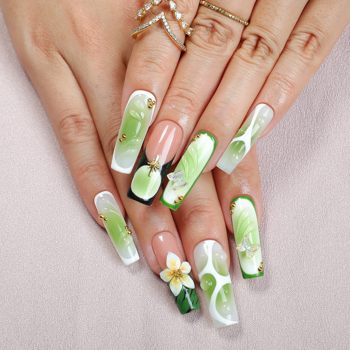 Kreatives Kunstnagelset mit eleganten floralen Verzierungen Karnz