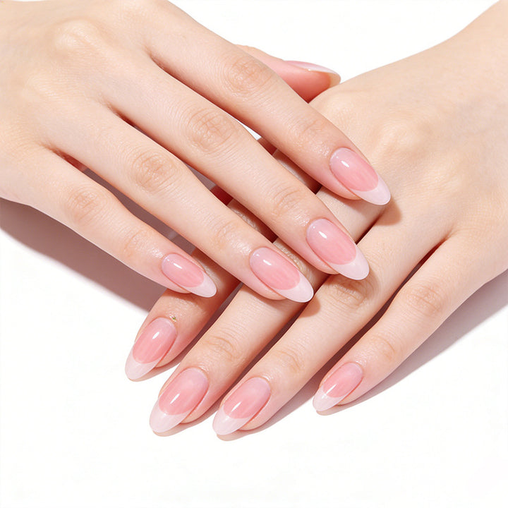Kunstnägel mit elegantem French-Tip Karnz