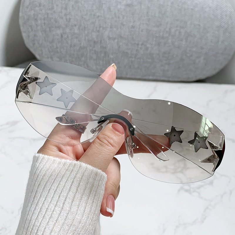 Damen futuristische Sonnenbrille mit auffälligem Design und modischen Akzenten Karnz