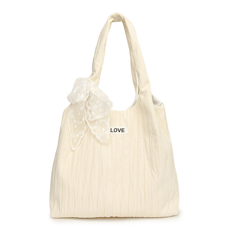Freizeit-Tasche mit Strukturiertem Design und Verspieltem Schal Karnz