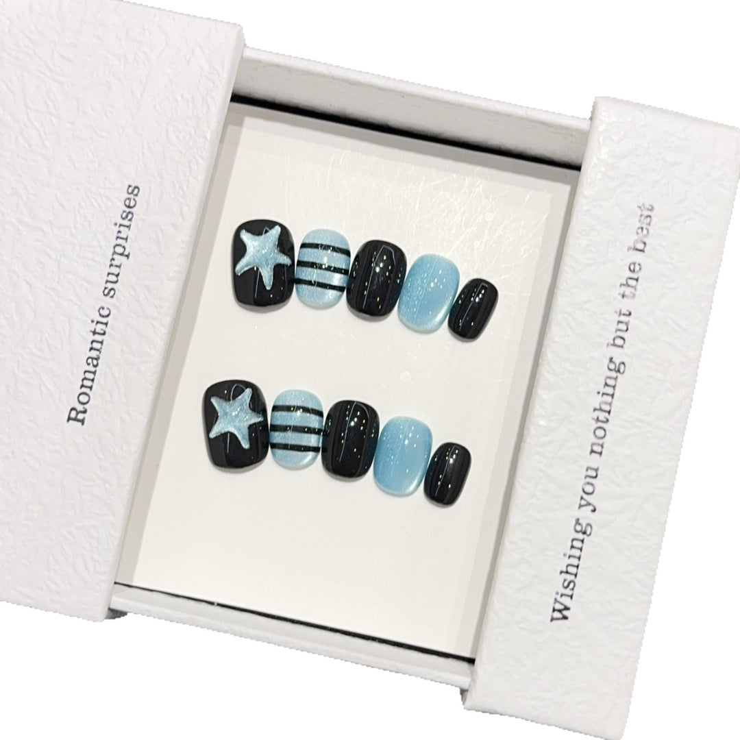 Kreatives Kunstnagelset mit Romantischen Designs Karnz