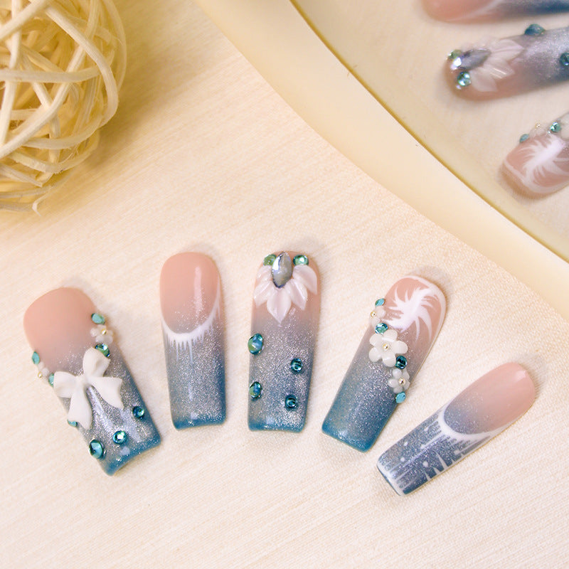Kunstnagelset mit elegantem Glitzer-Design und feinen Verzierungen Karnz