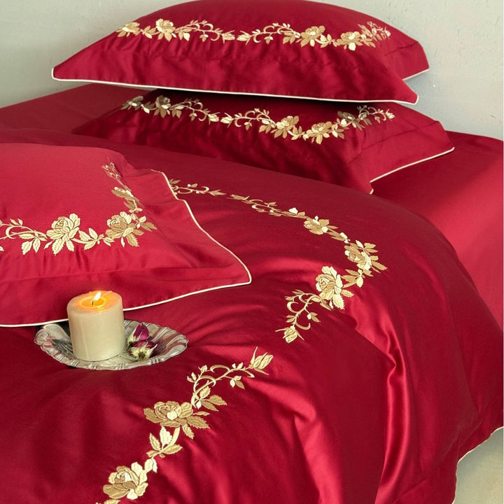 Luxuriöses Satin-Bettwäsche-Set mit floraler Goldstickerei und feiner Paspelierung
