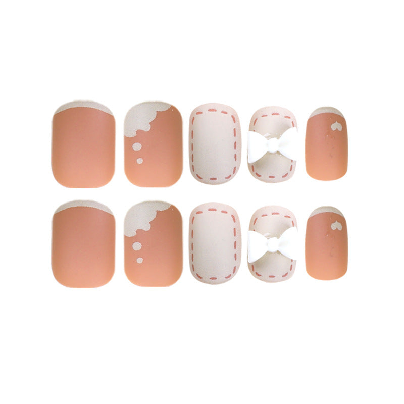Kunstvolle Nagelnägel mit dekorativen Bogenmotiven und French-Spitzen Karnz