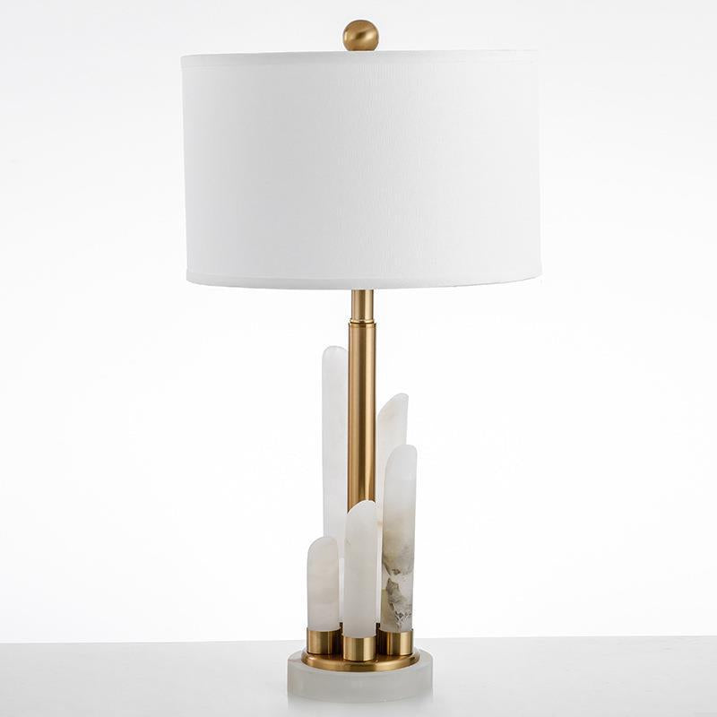 Moderne dekorative Tischlampe mit elegantem Steinfuß