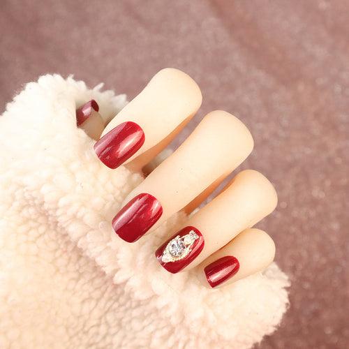 Luxuriöses Press-On-Nail-Art-Set mit Strassakzenten Karnz