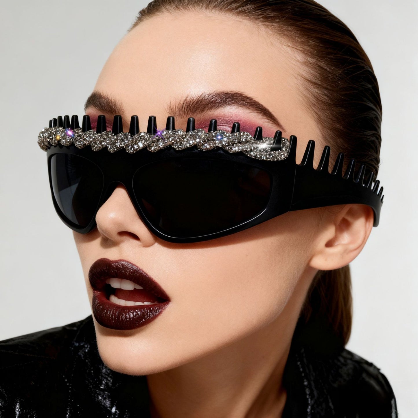 Damen Sportliche Sonnenbrille mit kunstvollem Design und funkelnden Akzenten Karnz