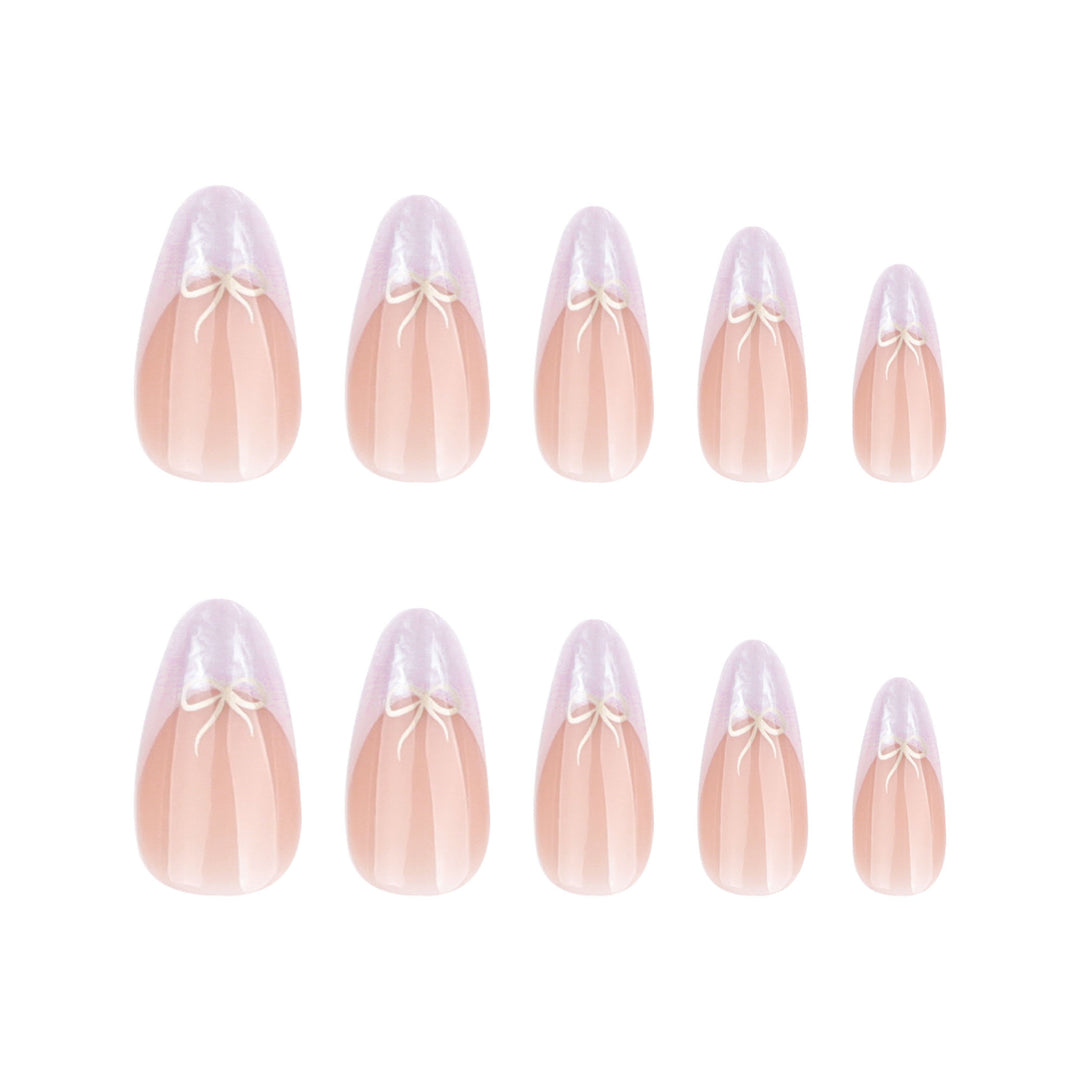 Kunstvolle Stiletto-Nägel mit elegantem Design und strahlenden Akzenten Karnz