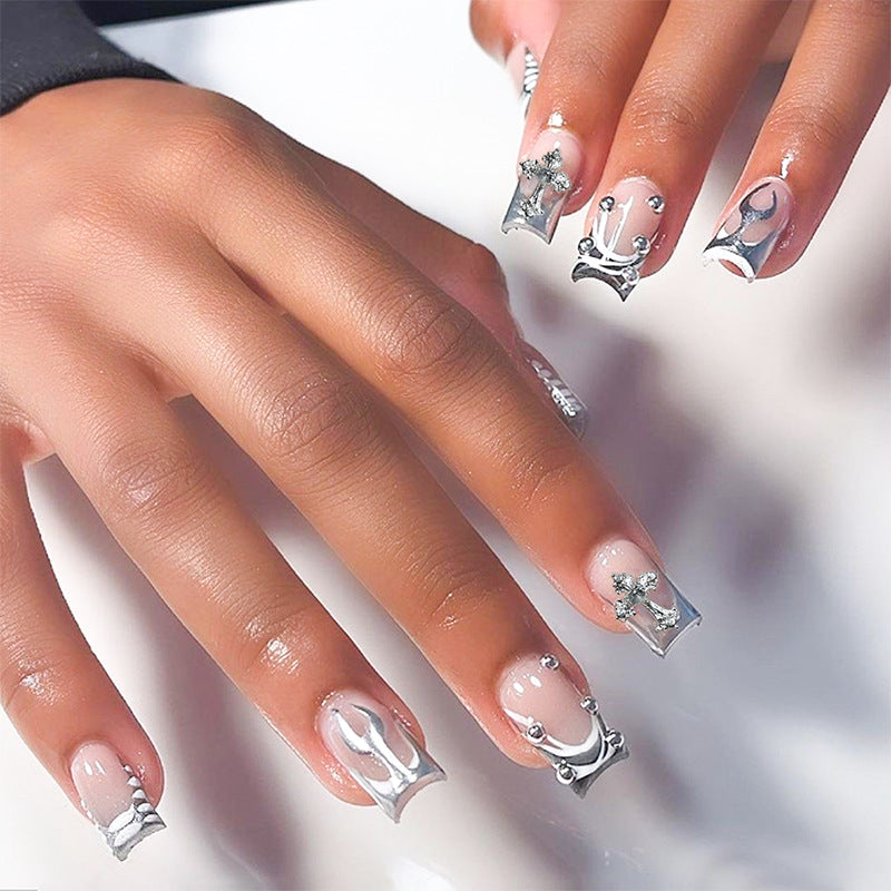 Dekoratives Press-On Nagelkunstset mit stilvollen Marmor- und Edelsteinakzenten Karnz