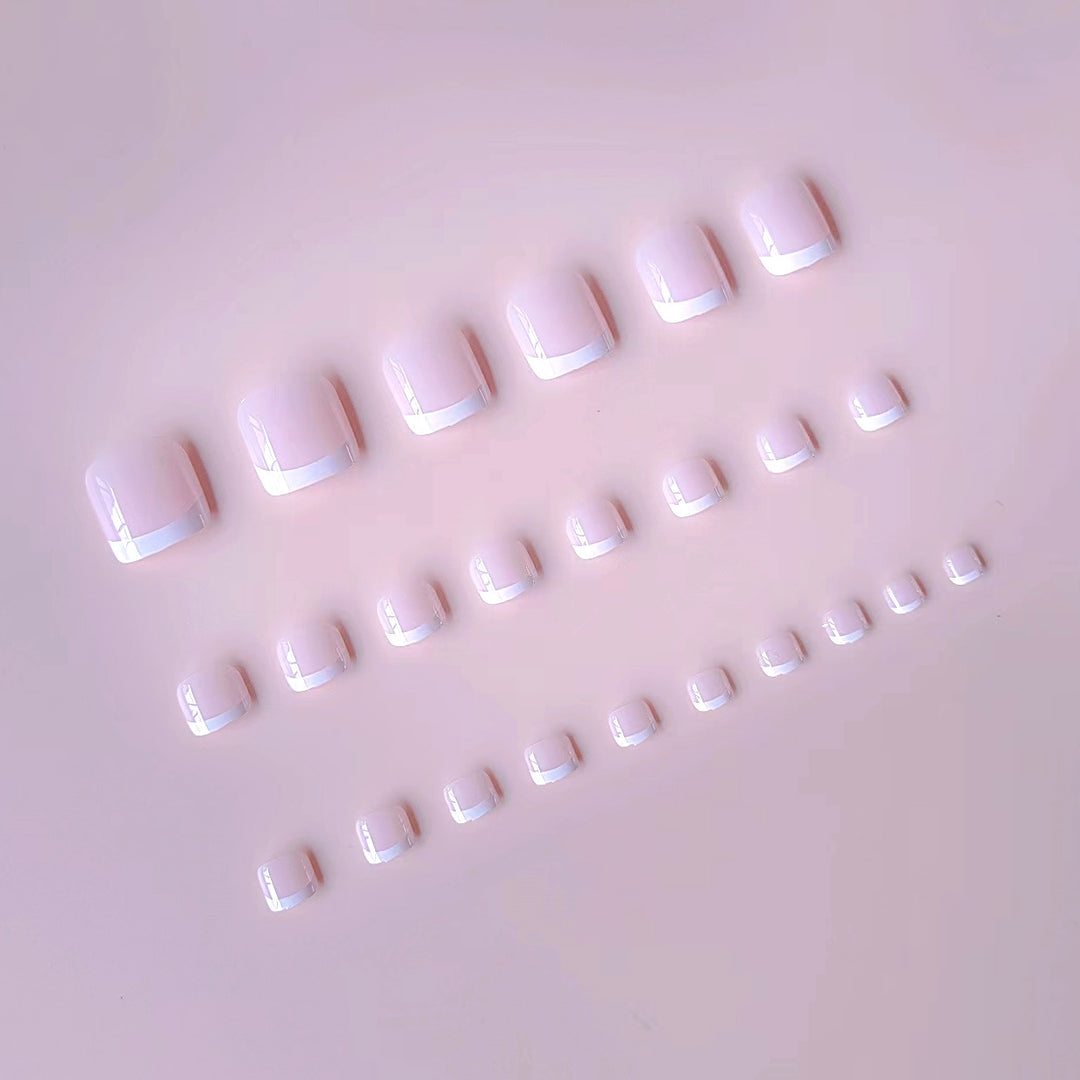Kunstnagelset mit Eleganter French-Spitze Karnz