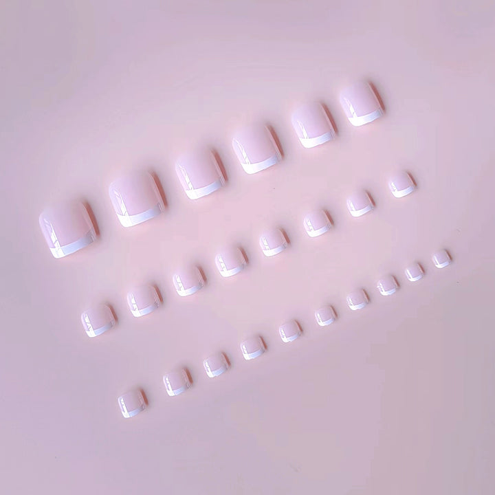 Kunstnagelset mit Eleganter French-Spitze Karnz